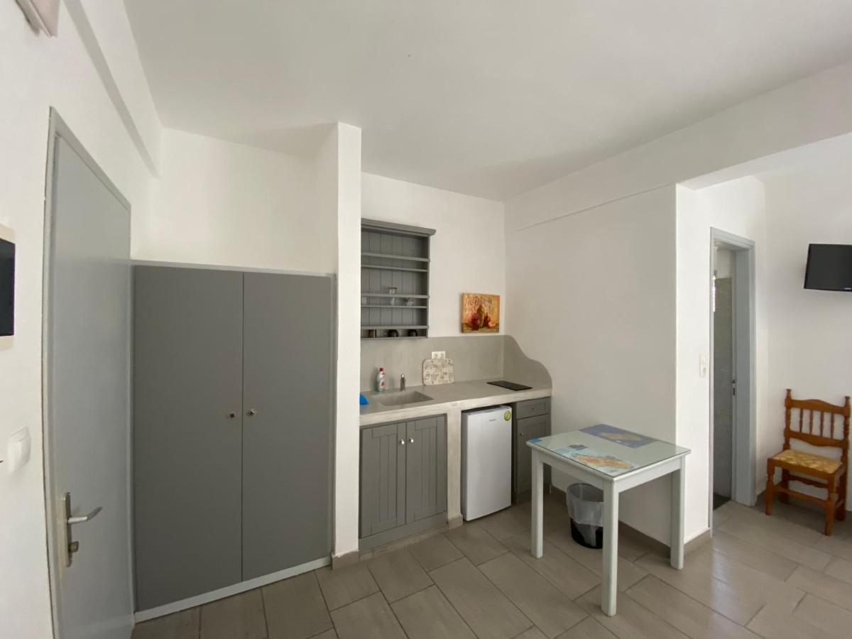 Deep Blue Rooms & Apartments Милопотас Екстериор снимка