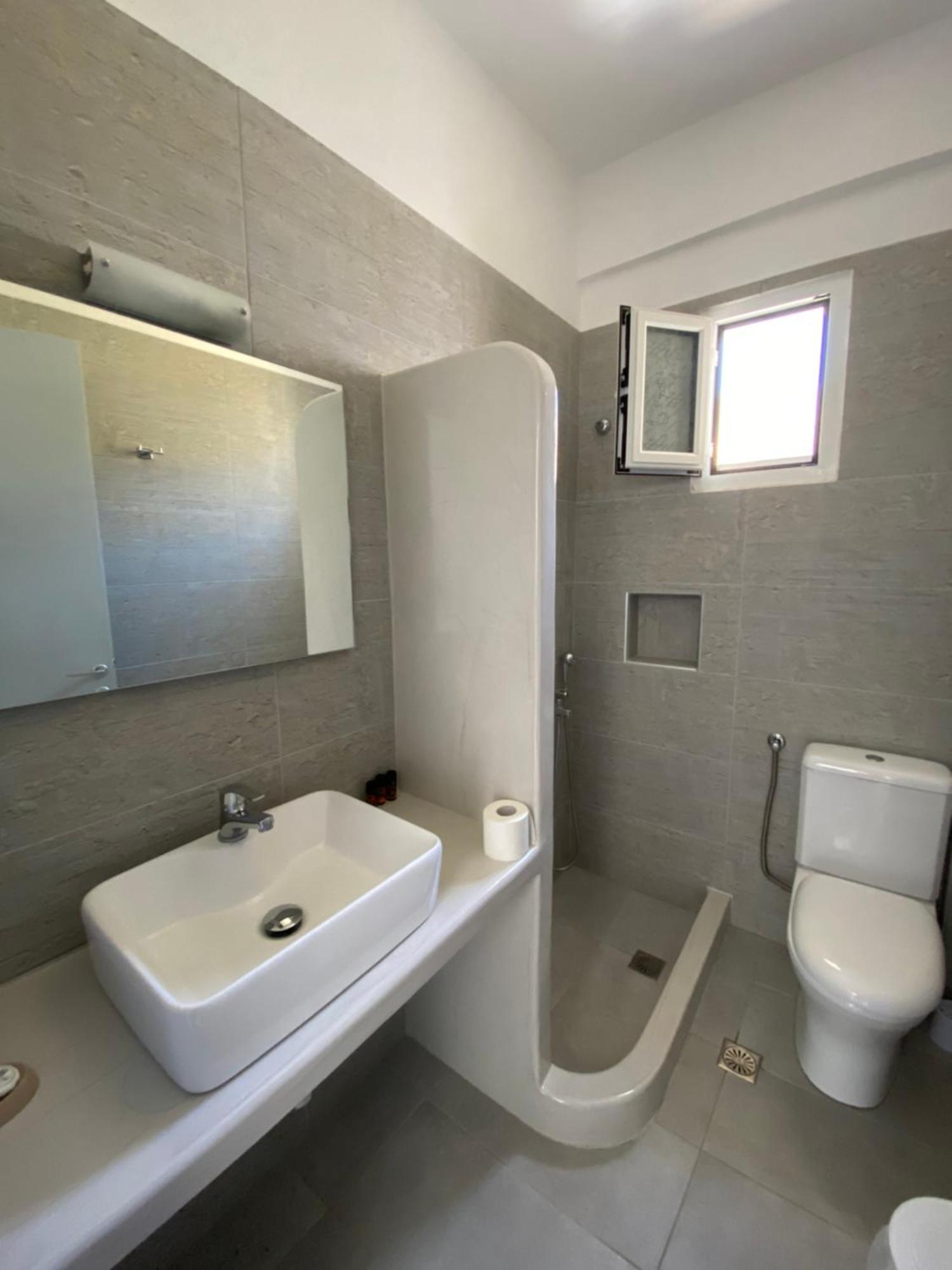 Deep Blue Rooms & Apartments Милопотас Екстериор снимка