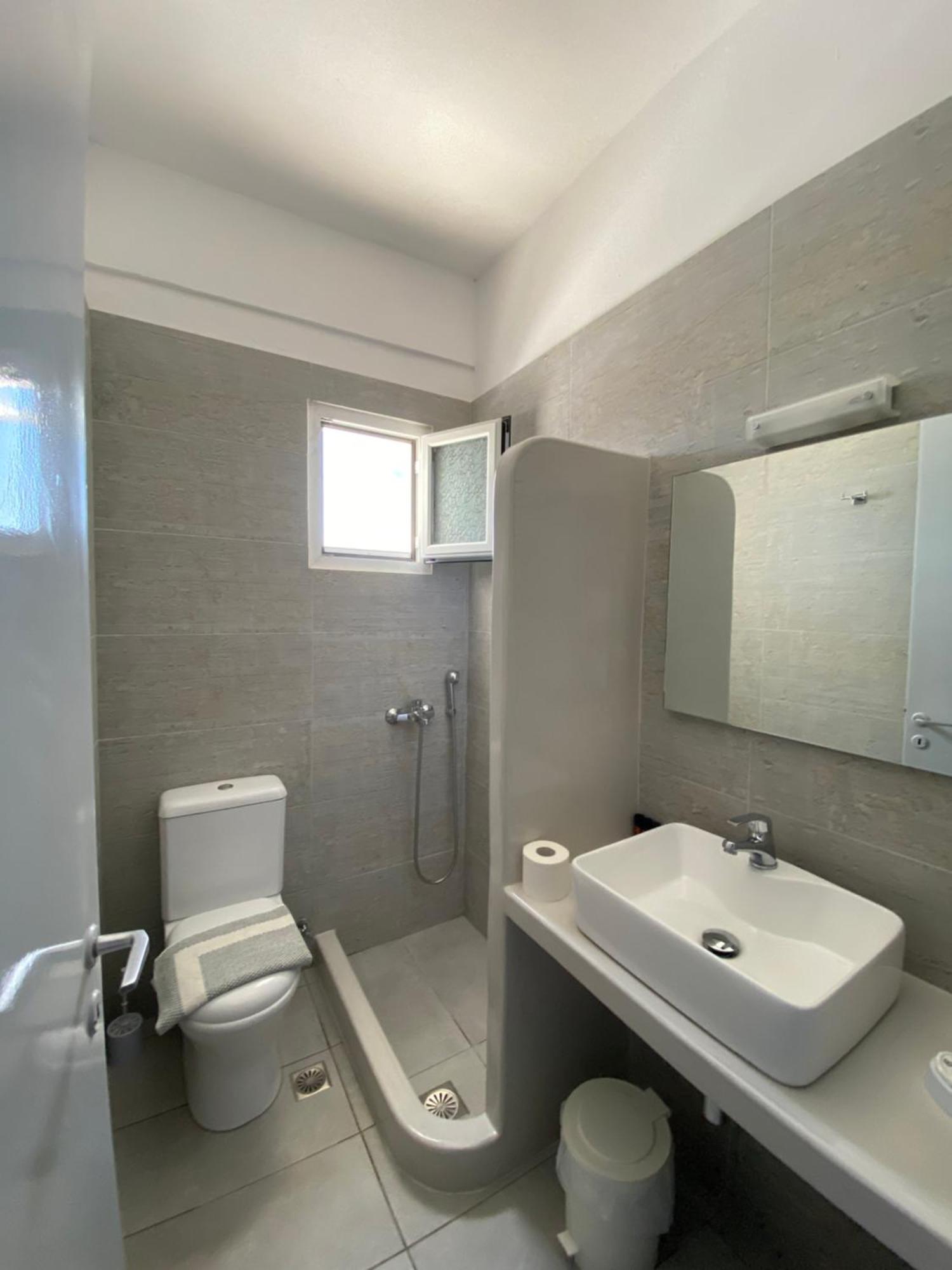 Deep Blue Rooms & Apartments Милопотас Екстериор снимка