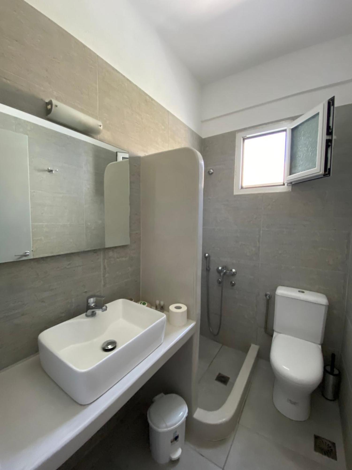 Deep Blue Rooms & Apartments Милопотас Екстериор снимка