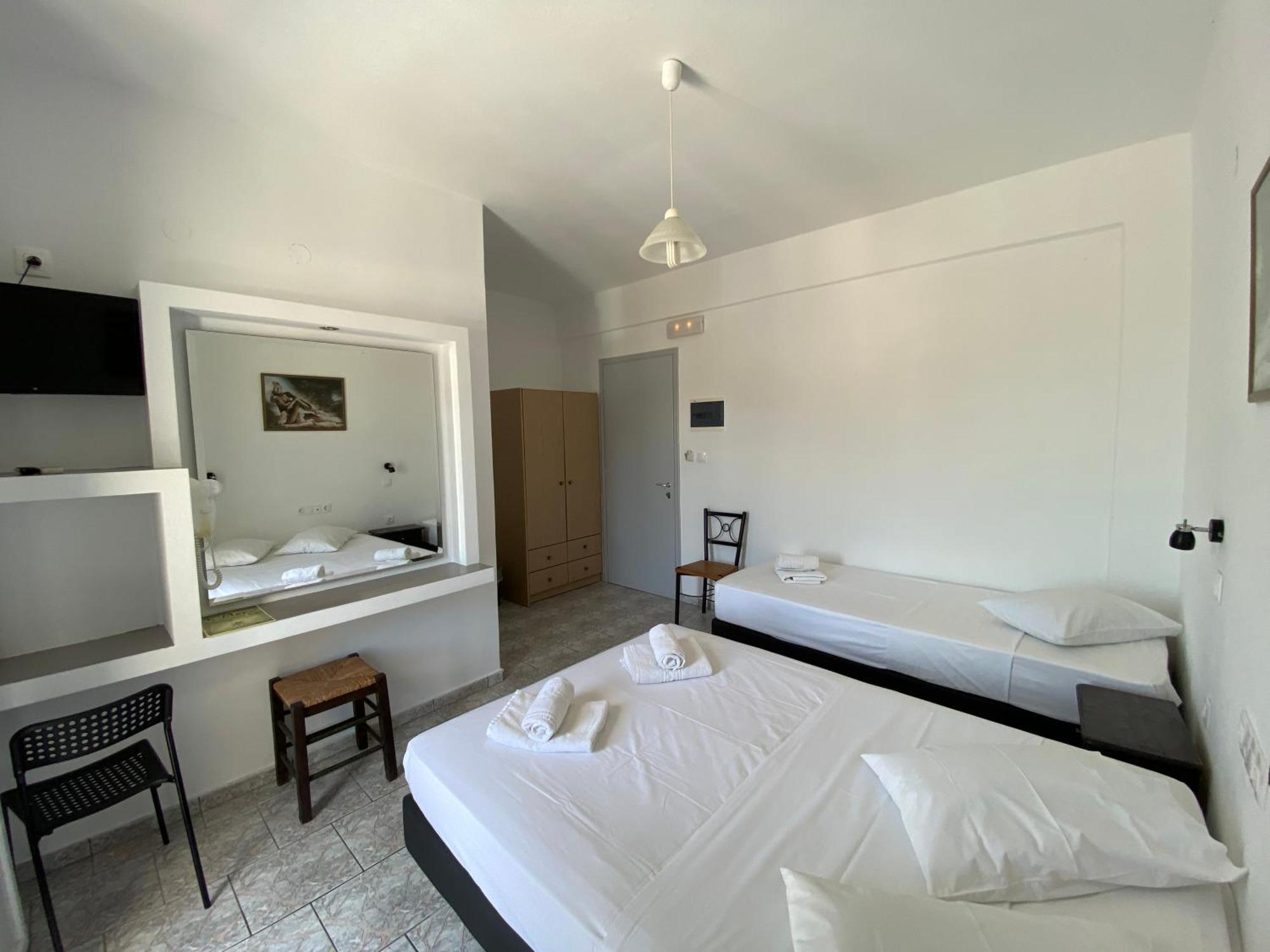 Deep Blue Rooms & Apartments Милопотас Екстериор снимка