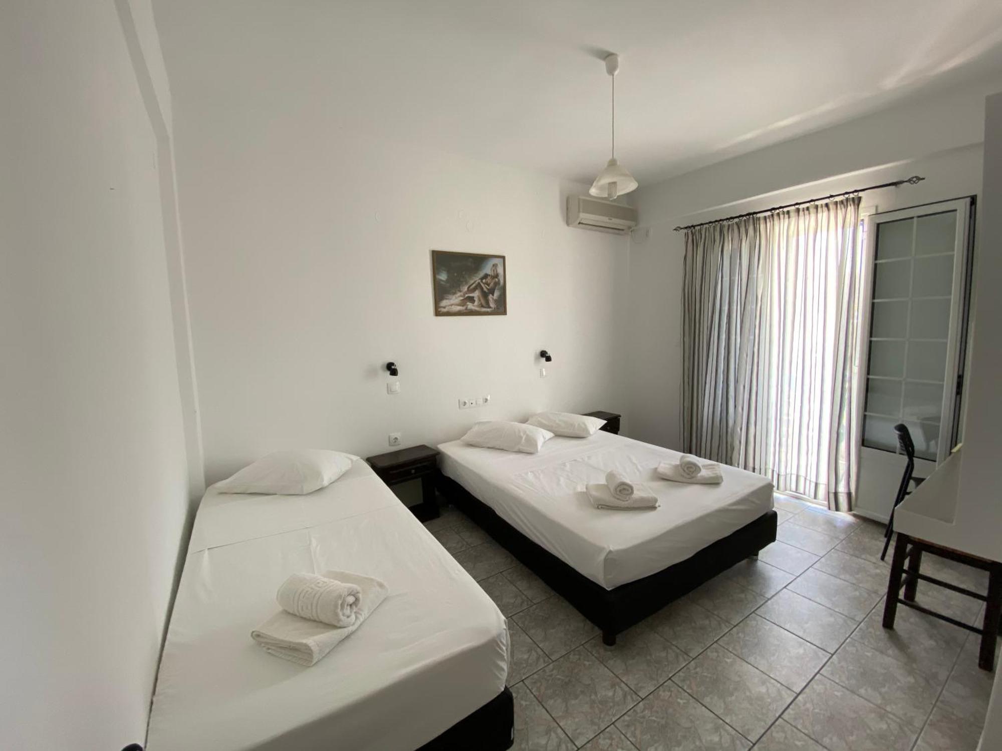 Deep Blue Rooms & Apartments Милопотас Екстериор снимка